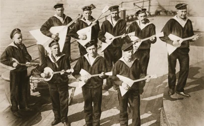 Die Balalaika-Band, die die Moral der russischen Marine aufrechterhält, aus The Illustrated War News
